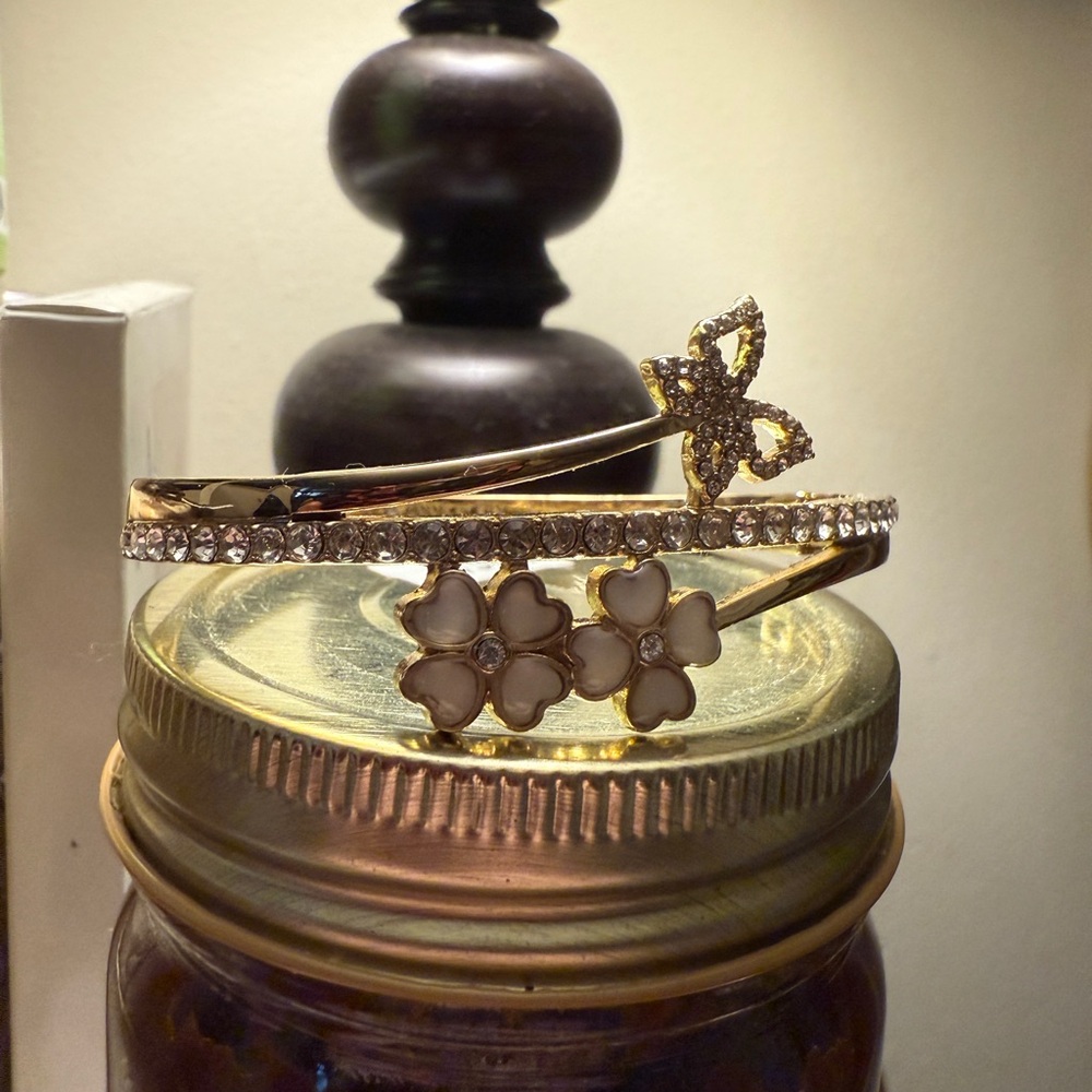 Elegant Gold and White Floral Bracelet